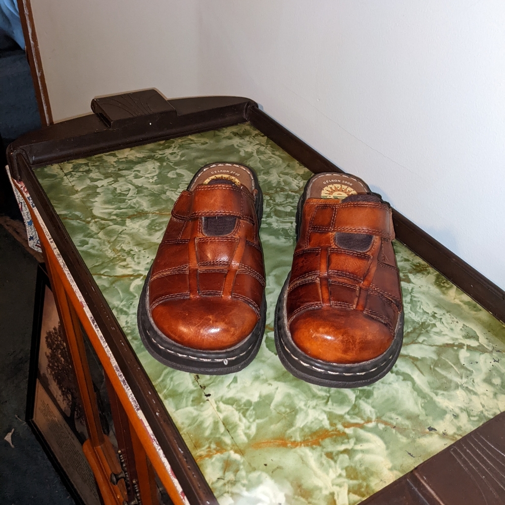 Women's earth shoes NWOT